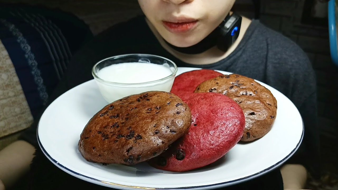 asmr mukbang cookies and milk (chocolate, red velvet) | yum 🇮🇩