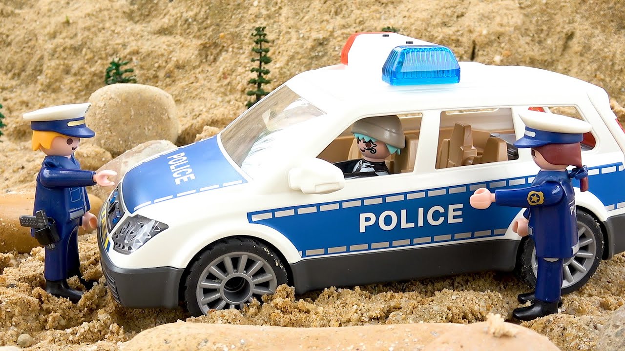 O carro da polícia estava se divertindo quando ocorreu um incidente e foi socorrido por um guincho