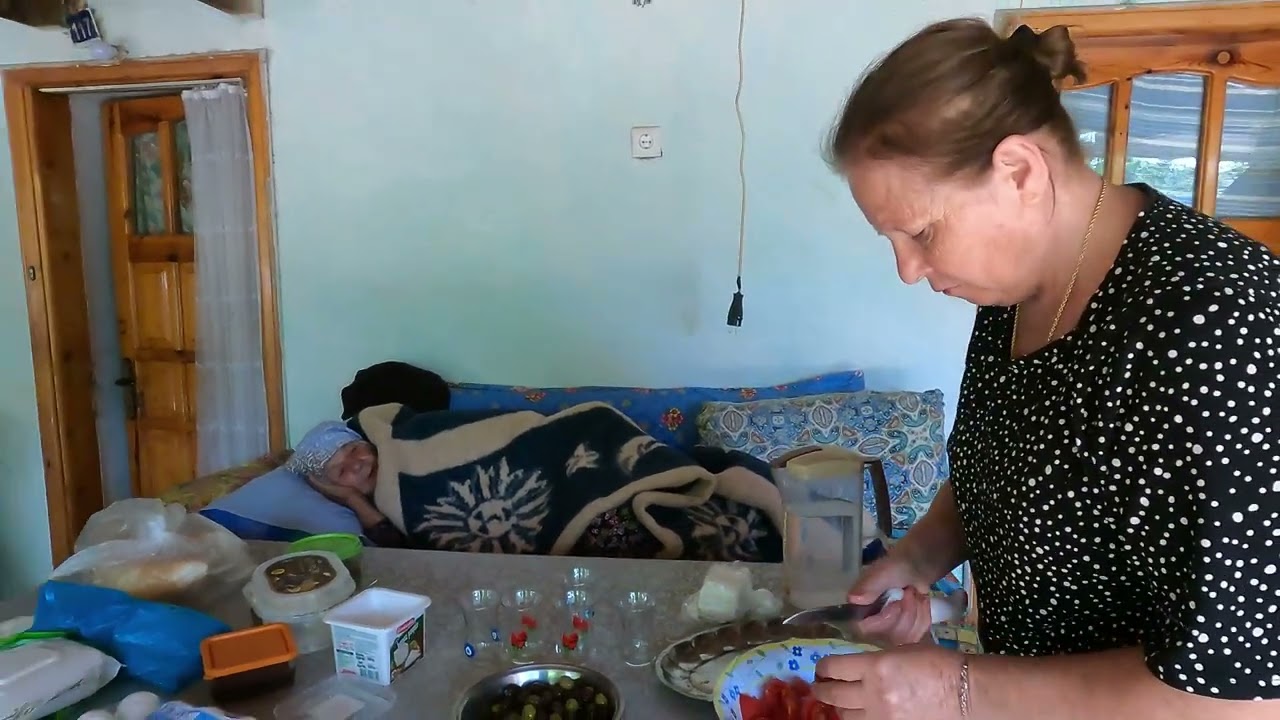 Bayramın 3. günü süper kadının kurbanlığı kesildi. Kızı salata yaptı.village life  köy hayatı