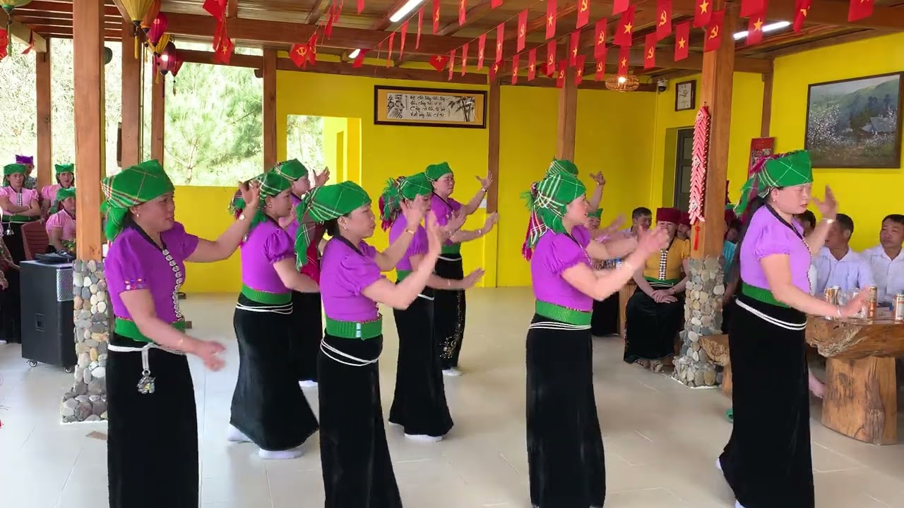 Múa chào đón mùa xuân đội văn nghệ nà tâu nhóm thanh tấm