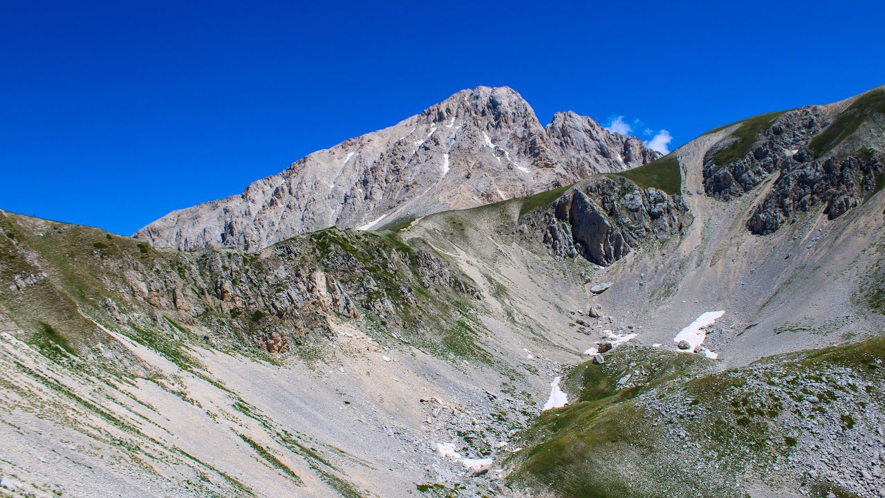 Campo Imperatore e il Massiccio del Gran Sasso - Abruzzo  (by drone 4K)