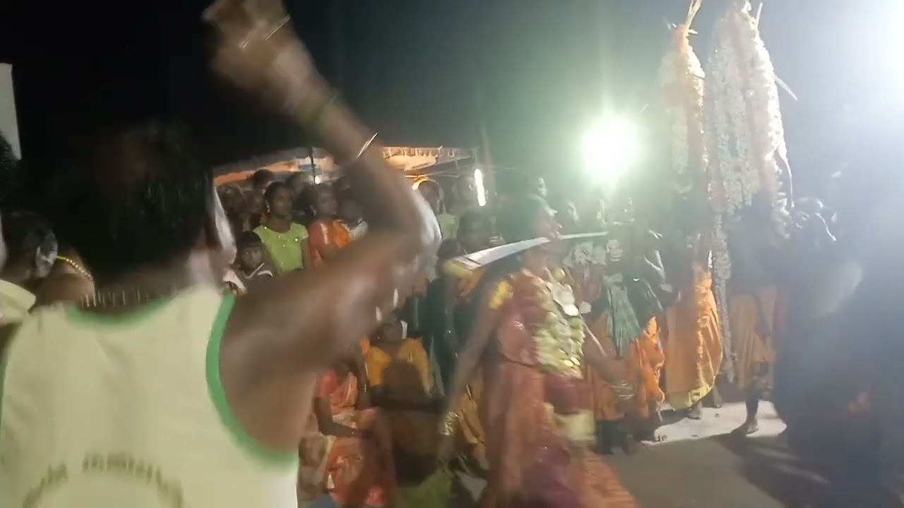 Angalamman kovil thiruvizha | அம்மனுக்கு வேல் செலுத்தும் பக்தர்கள்