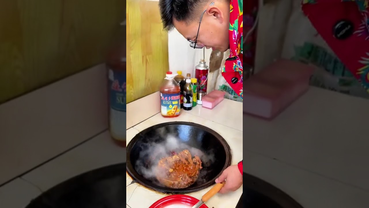 意想不到！手持宽面条炖猪排，美味非凡