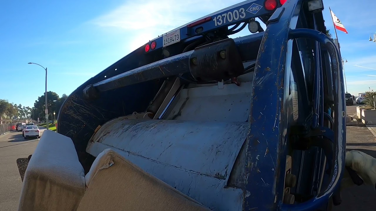 GARBAGE TRUCK: #rearloader #dumpeditems LONG BEACH
