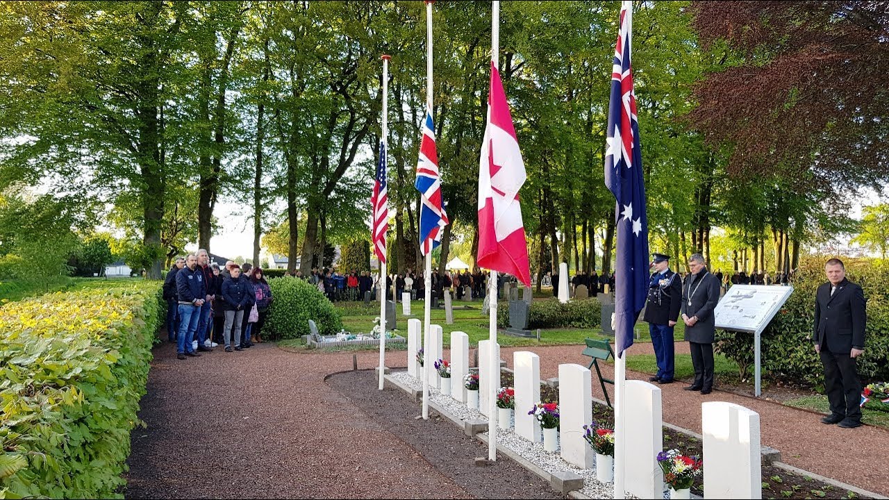 Indrukwekkende Dodenherdenking begraafplaats Noordwolde fr