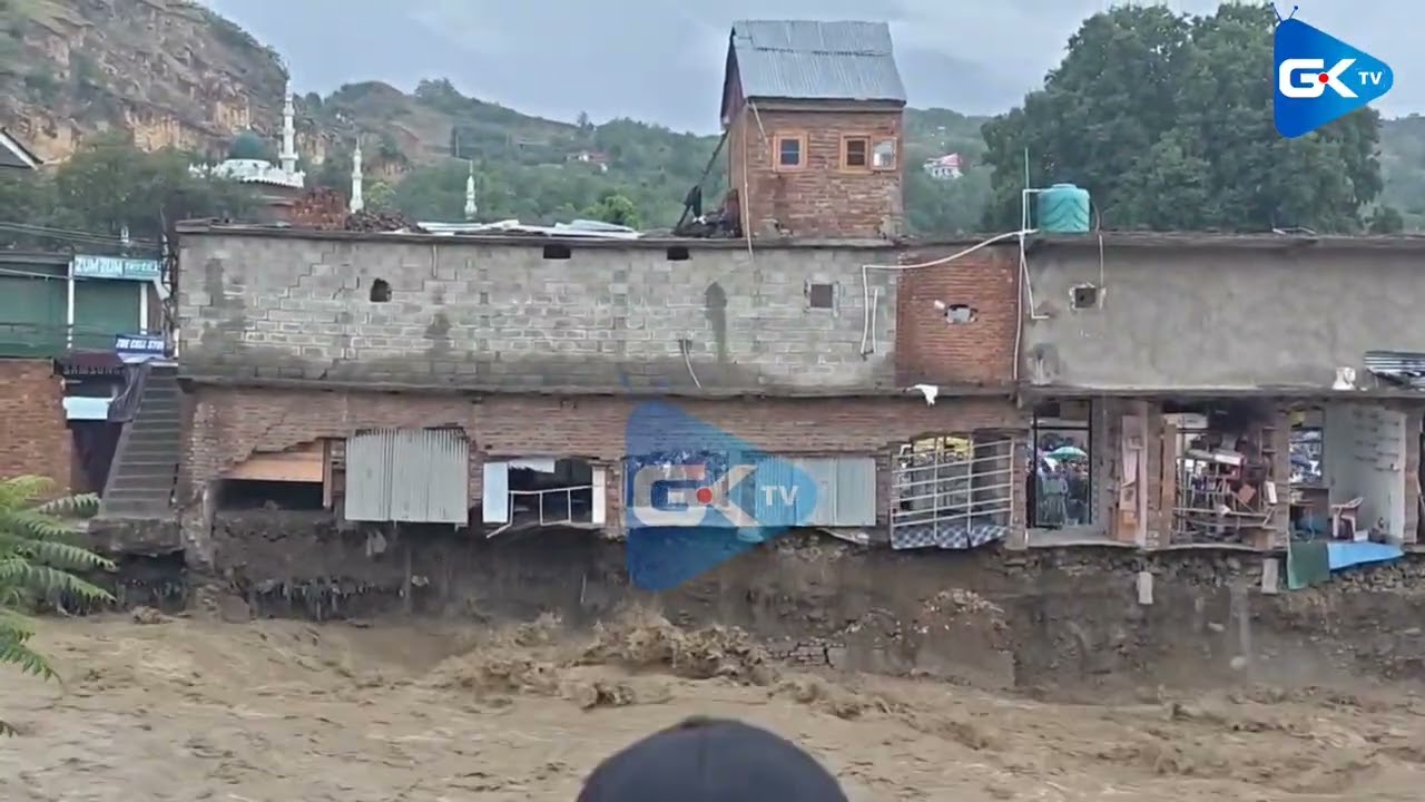 Торговый центр смыло потоками воды в Бирве