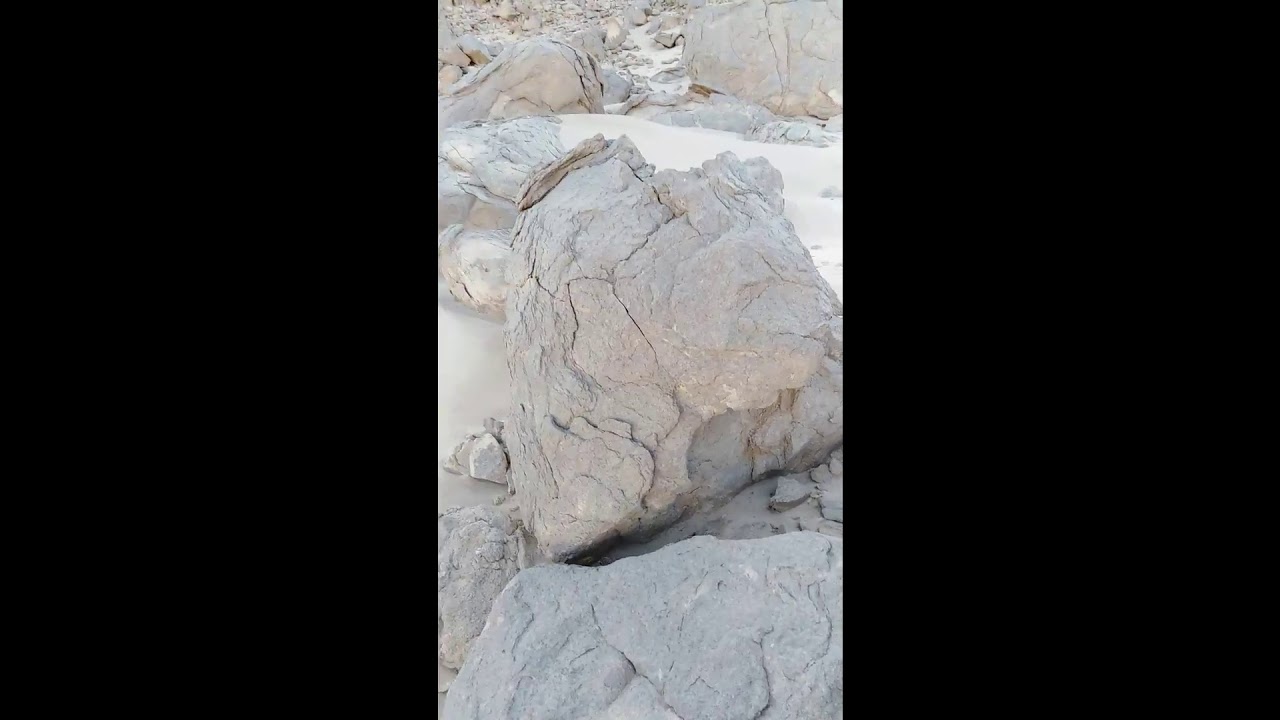 القشور الكرويه على سطح الجرانيت نتيجة تخفيف الحمل. (التجويه الميكانيكيه)