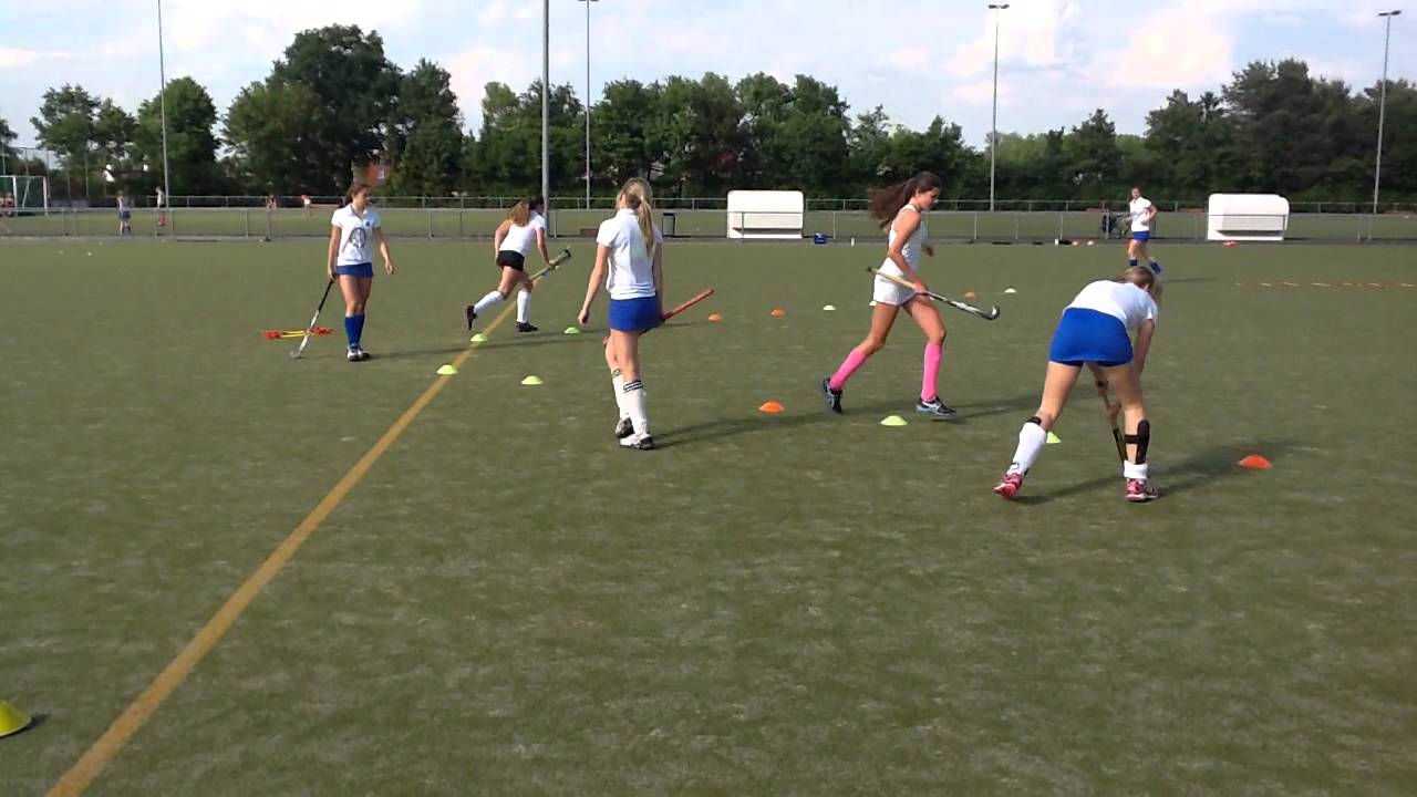 Loopscholing met hockey oefening 1 uitvoering met hockey
