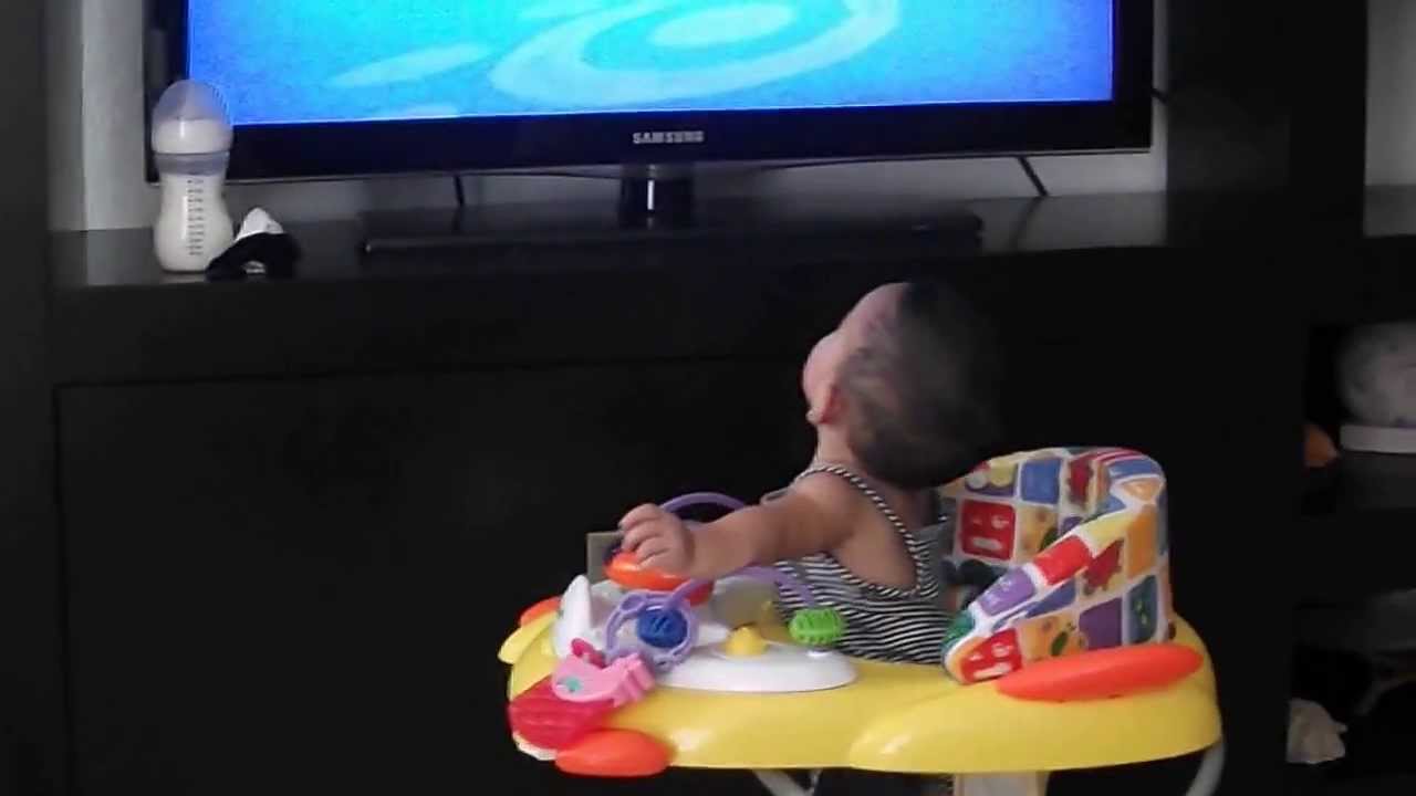 Grettel viendo babytv