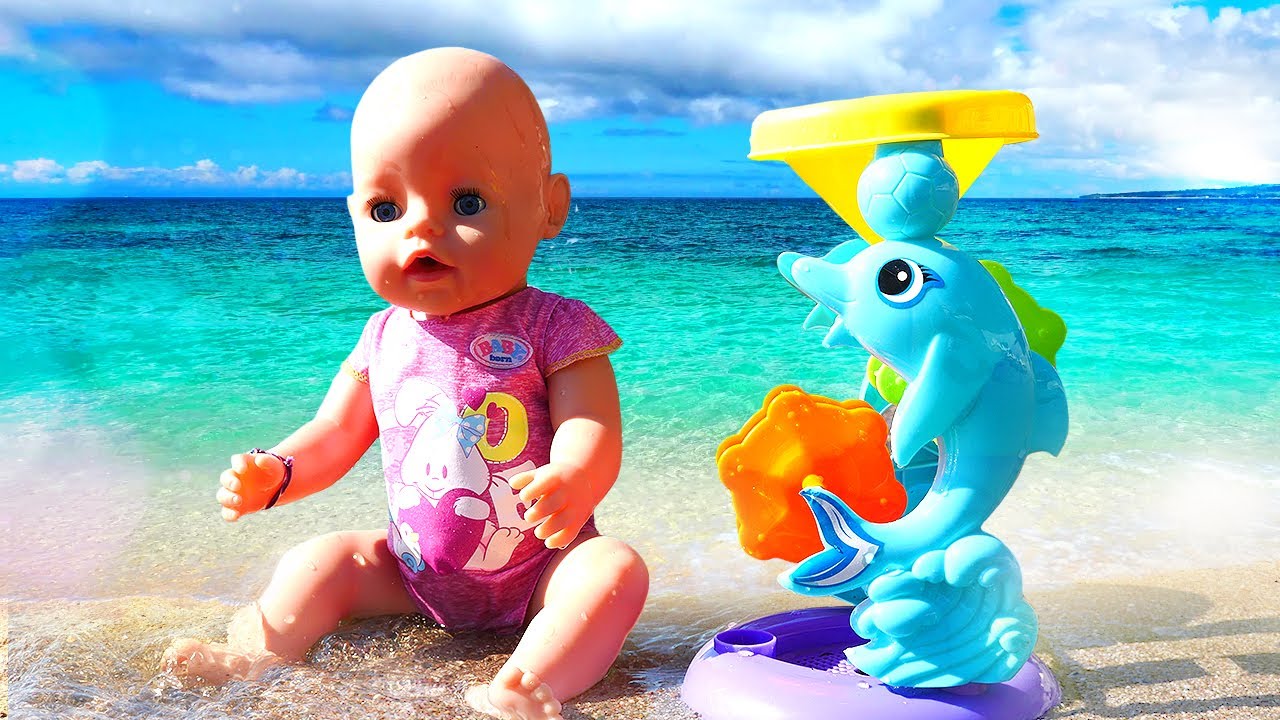 Jogos na praia com a boneca! Historinha infantil com boneca Baby Born. Hist&oacute;ria infantil