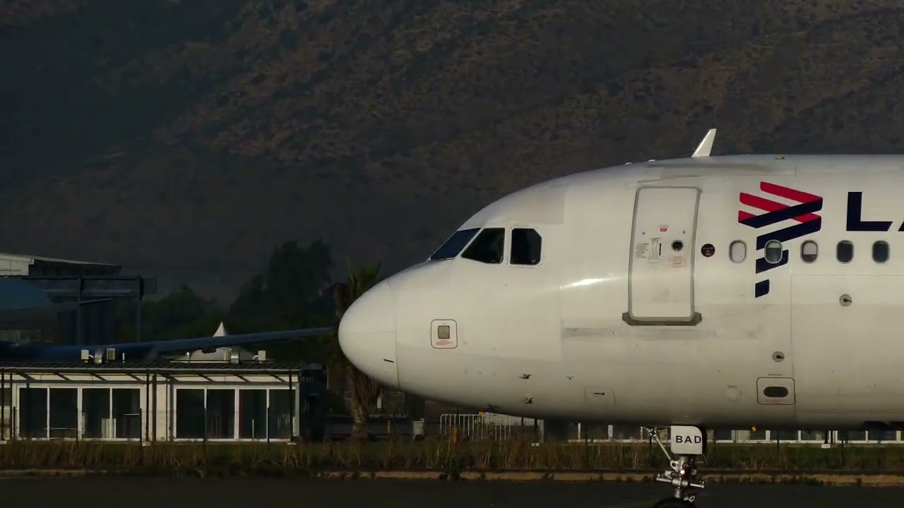 Airbus A320-200 CC-BAD  Latam Take Off Scel