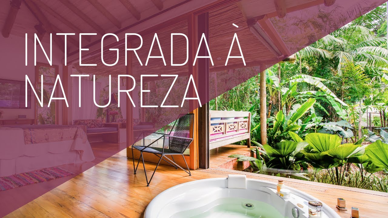 Casa no meio da Mata Atlântica com decoração brasileira, peças garimpadas e spa na suíte de casal