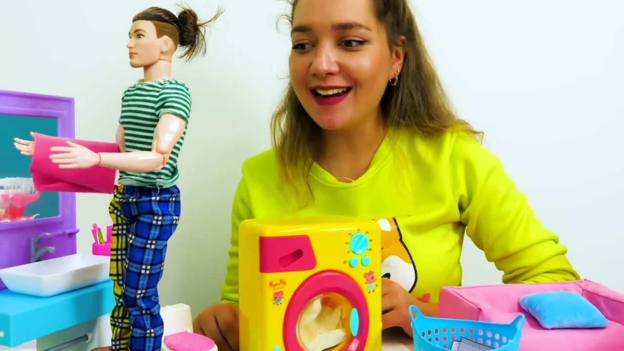 Vidéo en français avec jouets pour enfant. La maison des poupées Barbie et Ken toute en pagaille!