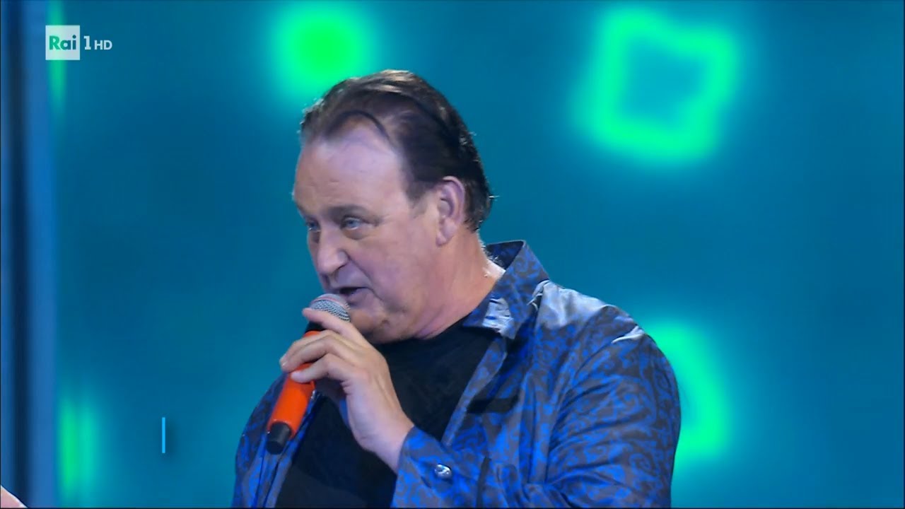 Ryan Paris canta 