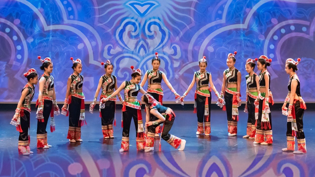 Yi Girls of the Zi Xi Mountians 紫溪山下的俏妞妞 - 加拿大楊小花民族舞蹈學院 Cindy Yang Dance Academy