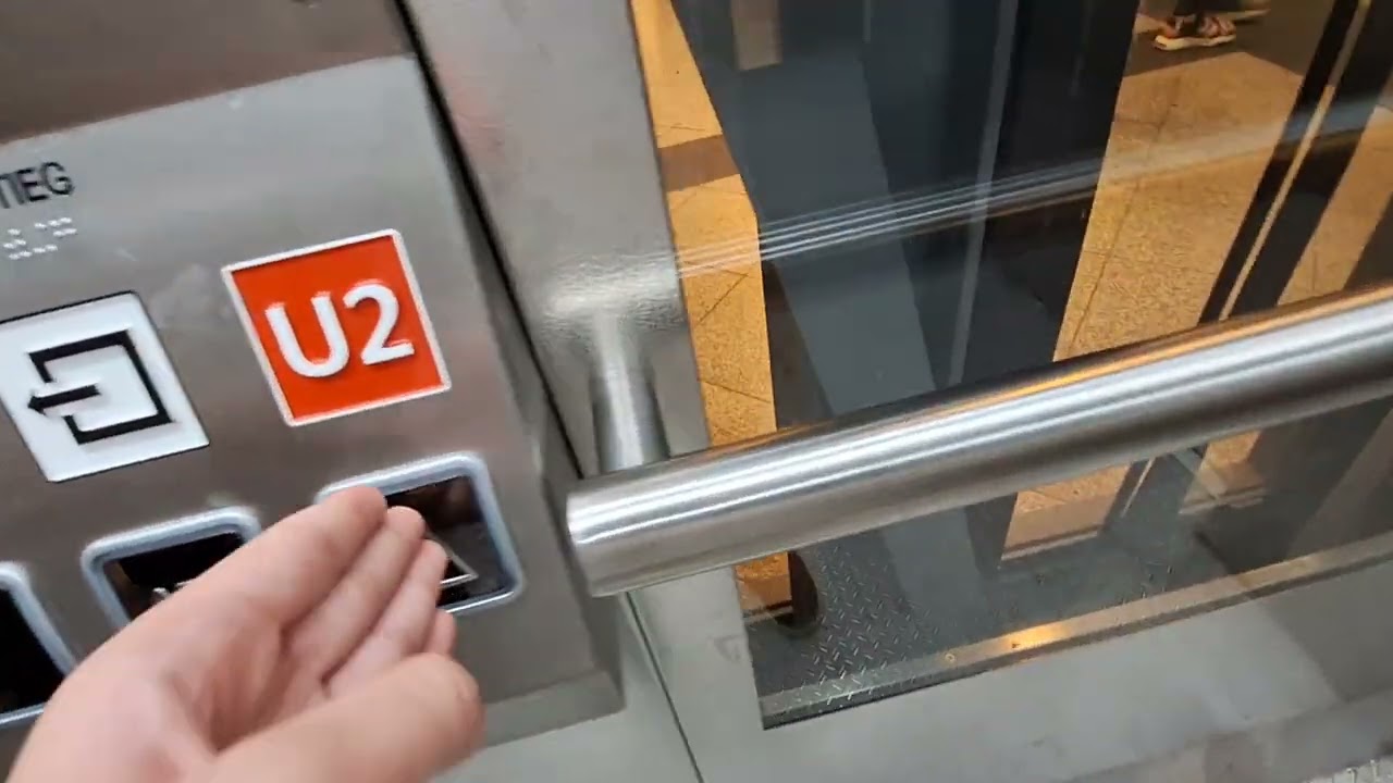 ATB Aufzug im U-Bahnhof Alexanderplatz, Berlin