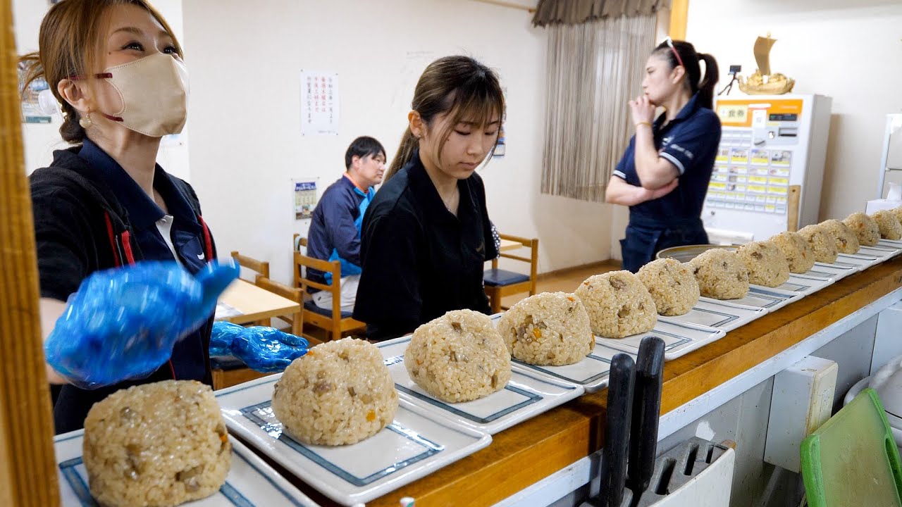 デカおにぎりが爆売れ！看板娘達が営むうどん屋に学生働く男達が殺到丨Japanese rice ball and udon restaurant