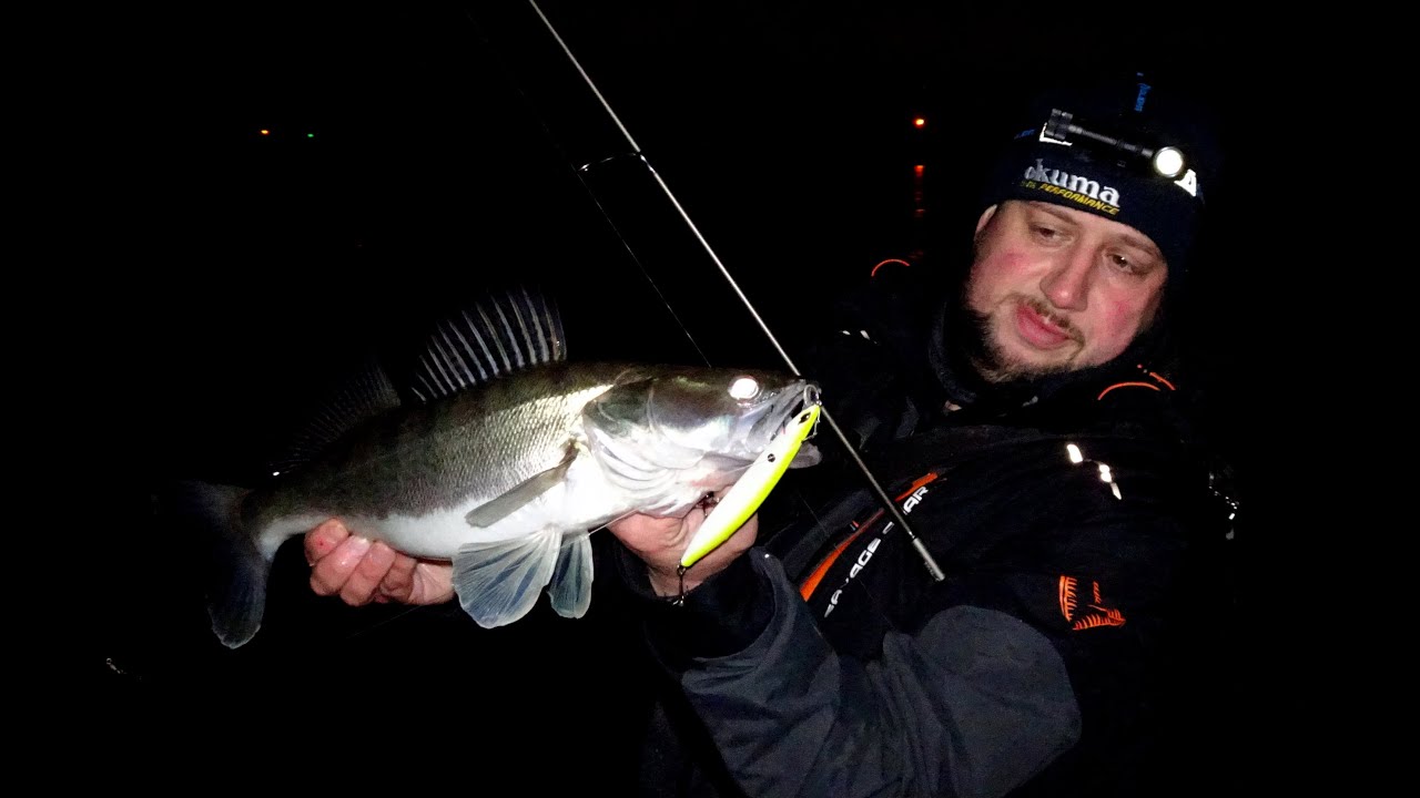 In het donker vissen op snoekbaars