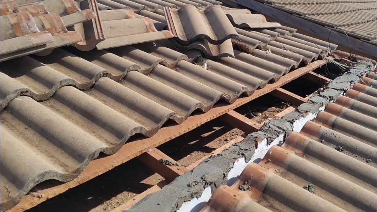 REFORMA NO TELHADO DA FRENTE E FUNDO DA CASA,TAMPANDO OS BURACOS ONDE PARDAIS ENTRAVAM