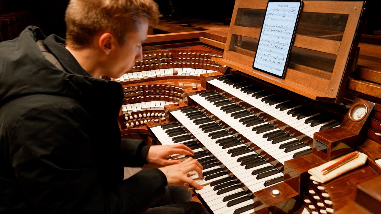 'Prelude in C' on one of the most fun Pipe Organs in the World - Paul Fey
