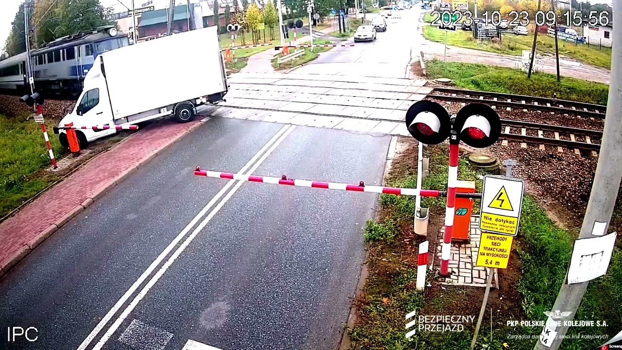 Piastów: niebezpieczne zdarzenie na przejeździe kolejowo-drogowym