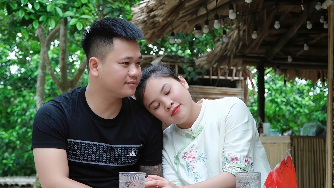 Генеральный директор Джон и бедная девушка восстанавливают ферму после того, как она была