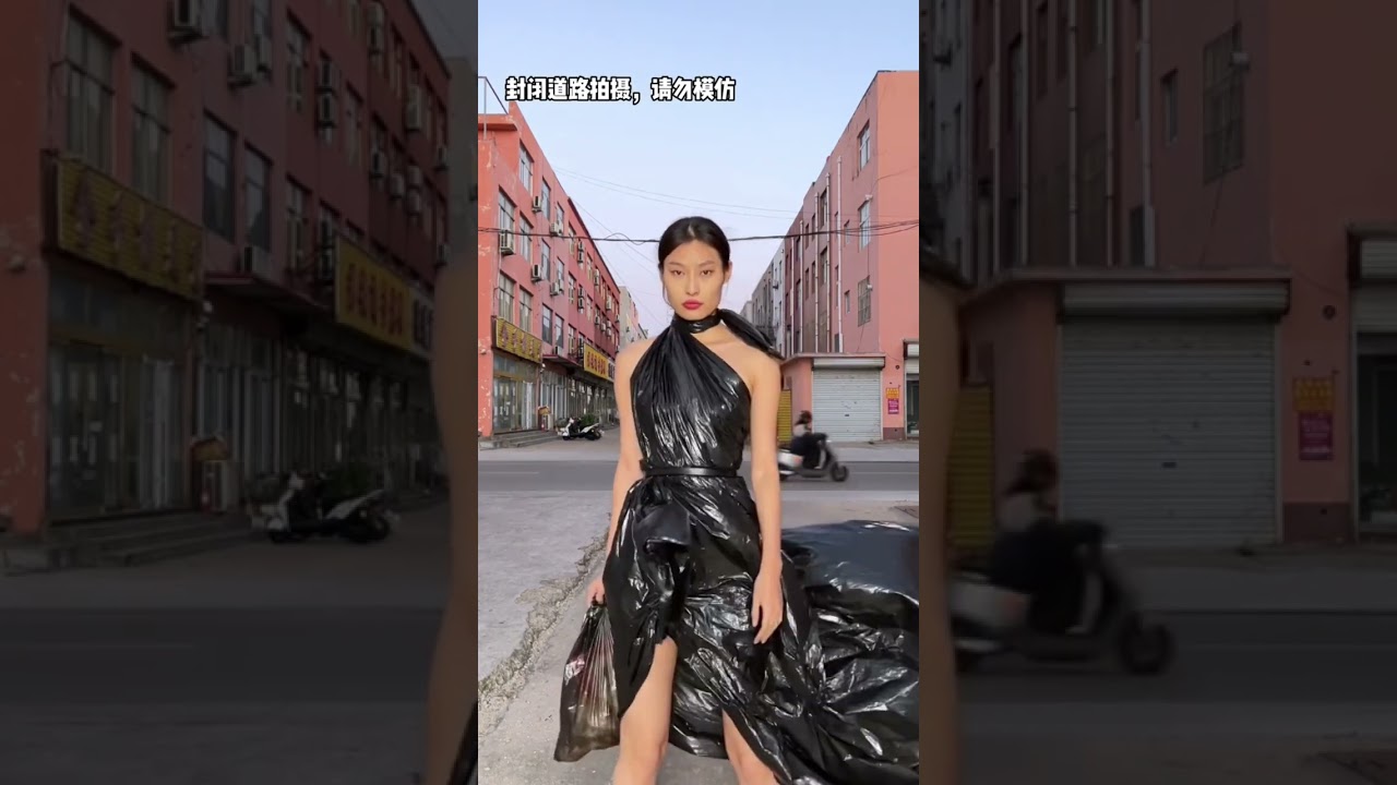 2022 China garbage bag fashion week.