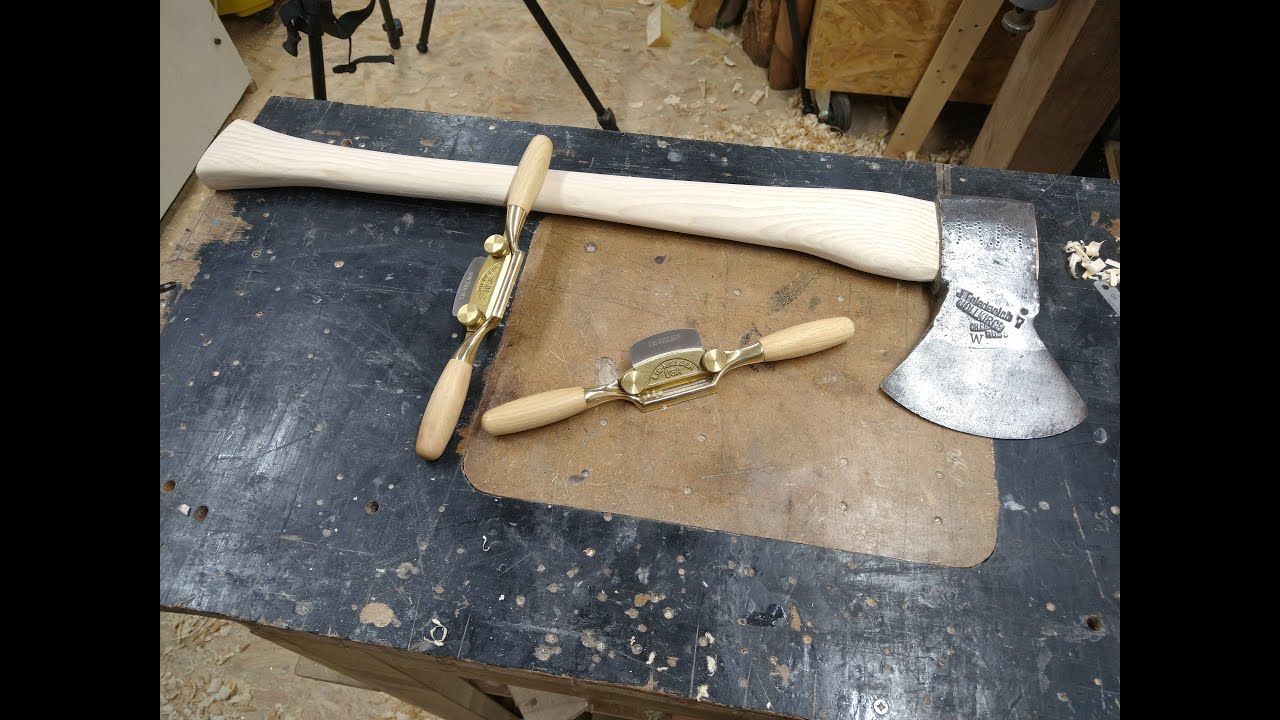 Technique de menuiserie : Redonner vie à une vieille hache rouillée