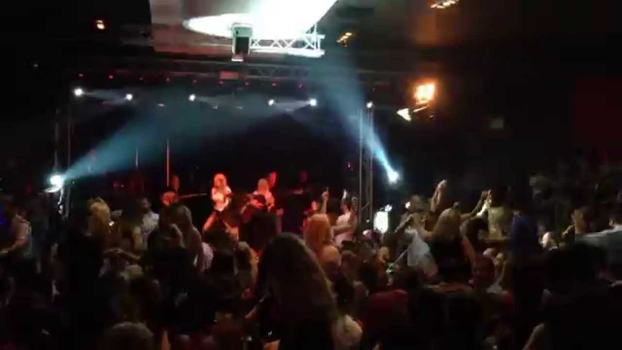 Ο Πάνος Κιάμος live στο Starz - larisaout.gr