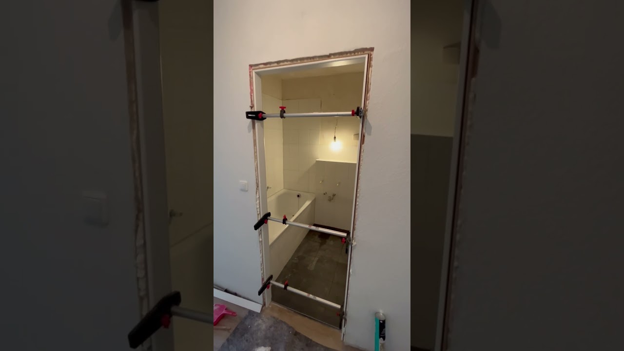 Монтаж двери в Германии.