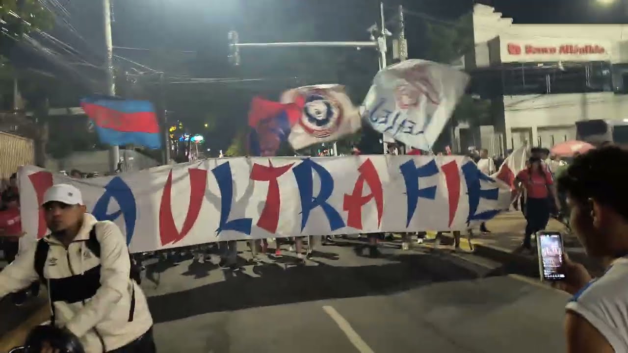 Llegada Ultra Fiel al Francisco Morazán 