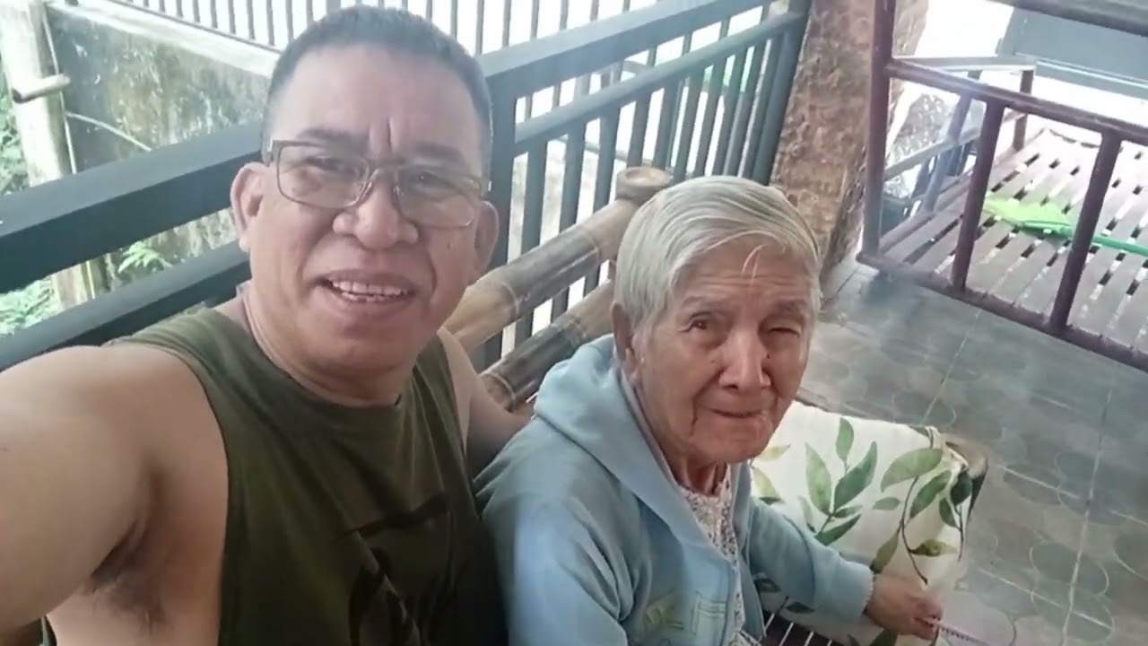 Mon feb,23 morning hug ky nanay at nagbilad ng palay