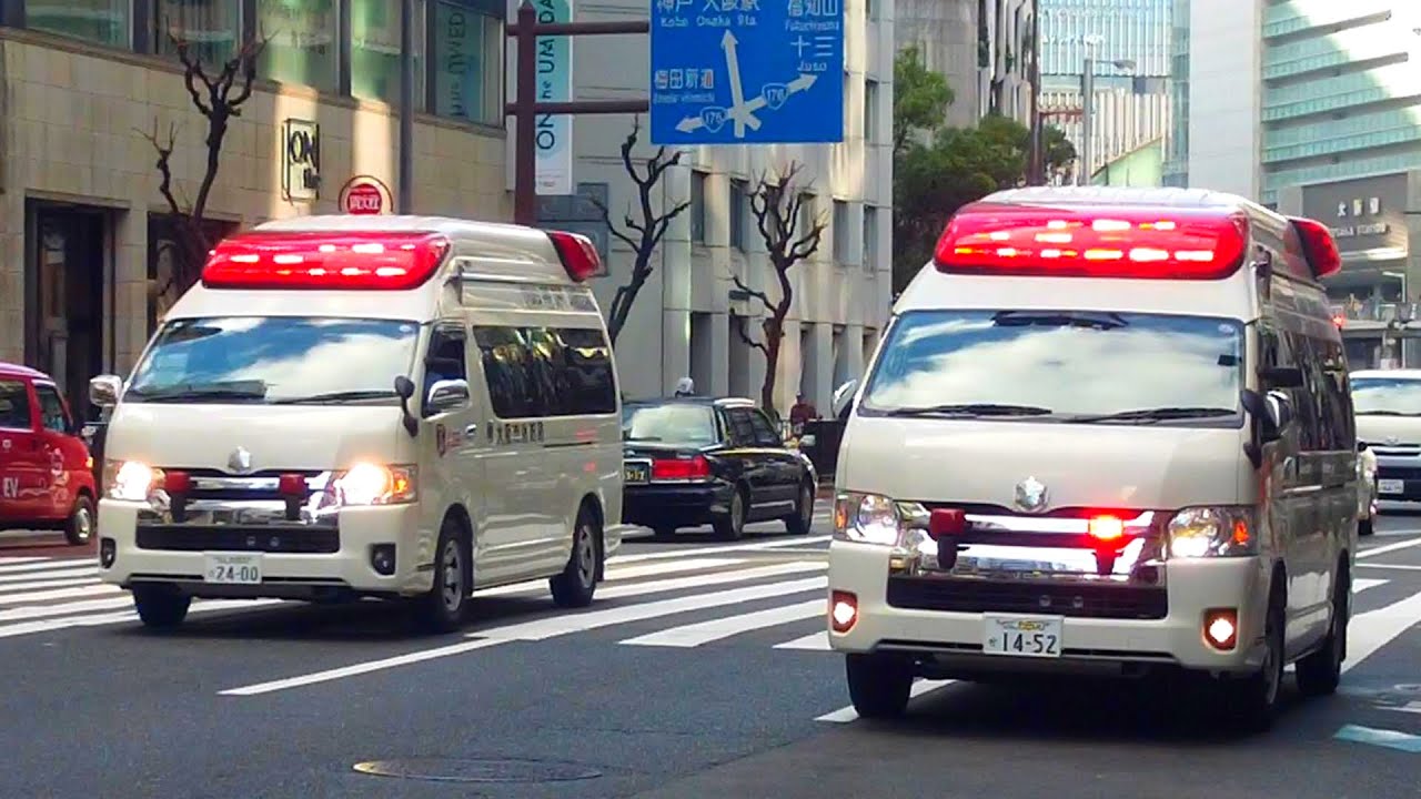 お初天神通り商店街前を駆け抜ける救急車（299 & 15）