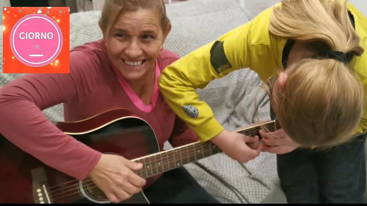 Christian vuole insegnare nonna Rosa a suonare la chitarra ma🙉 Calendario della gentilezza X Natale