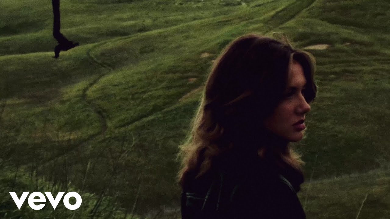 Kate Peytavin - something's off (Visualizer)