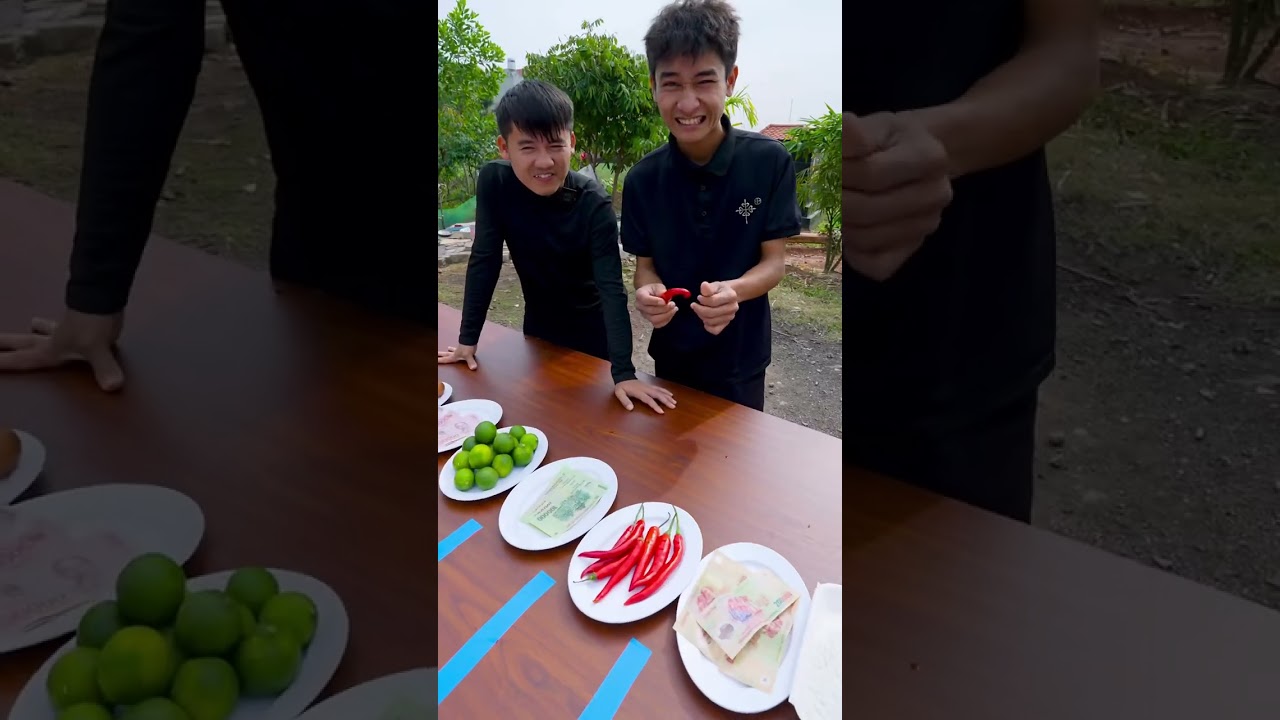 Trò Chơi Lăn Cuộn Giấy Vệ Sinh Vào Ô Nhân Phẩm Ăn Trứng Sống Hay Úp Bột