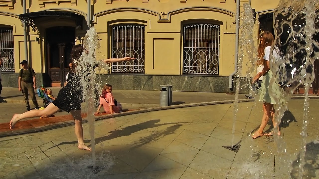 Moscow, Birzhevaya Square.Girls and wet walking-2!/Москва,Биржевая пл.Девушки и мокрые бродилки-2!