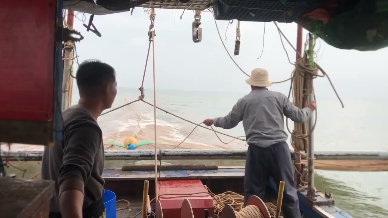 Ra khơi kiếm cơm, bữa cơm Hải sản / Hoàng Dân Biển 