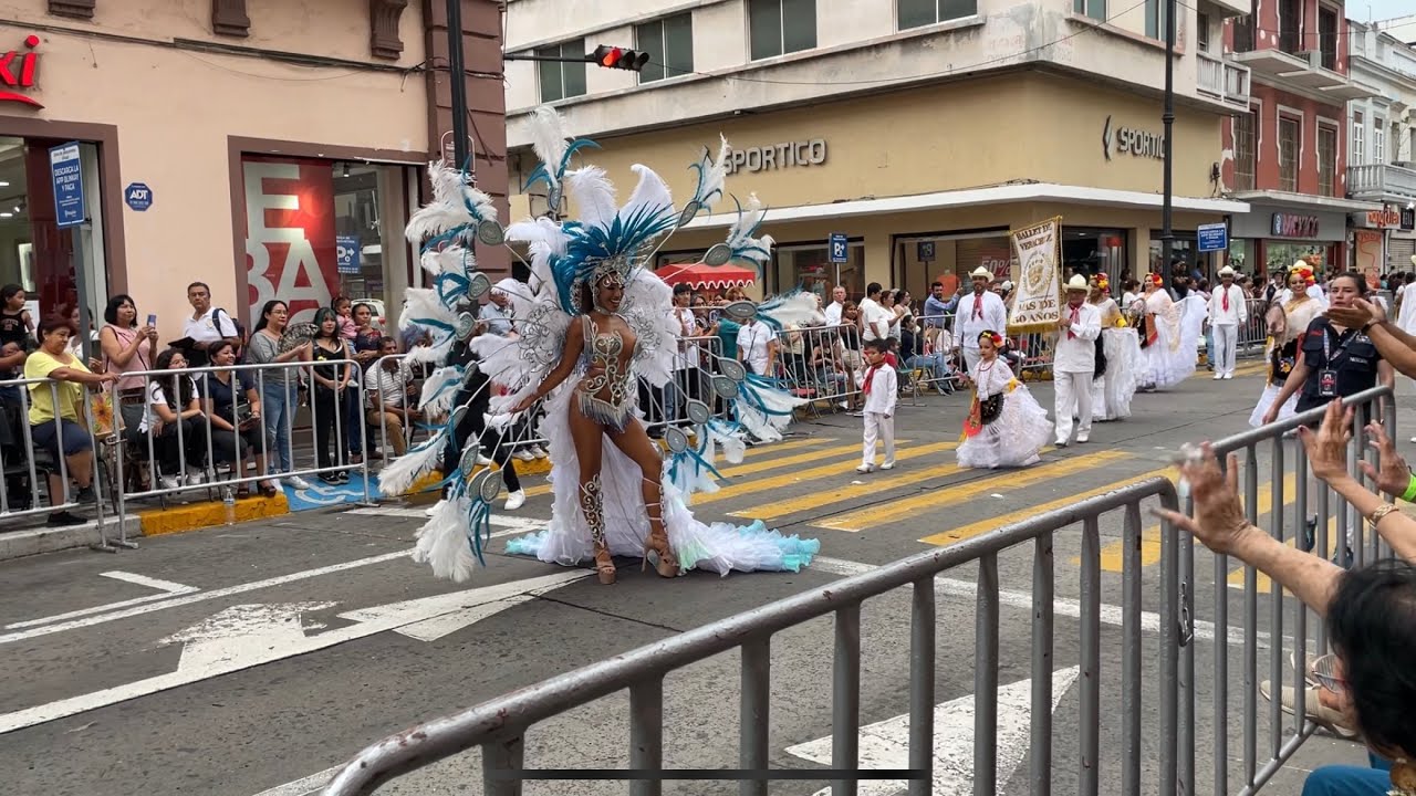 Desfile previo a la coronación, 100 años del Carnaval de Veracruz