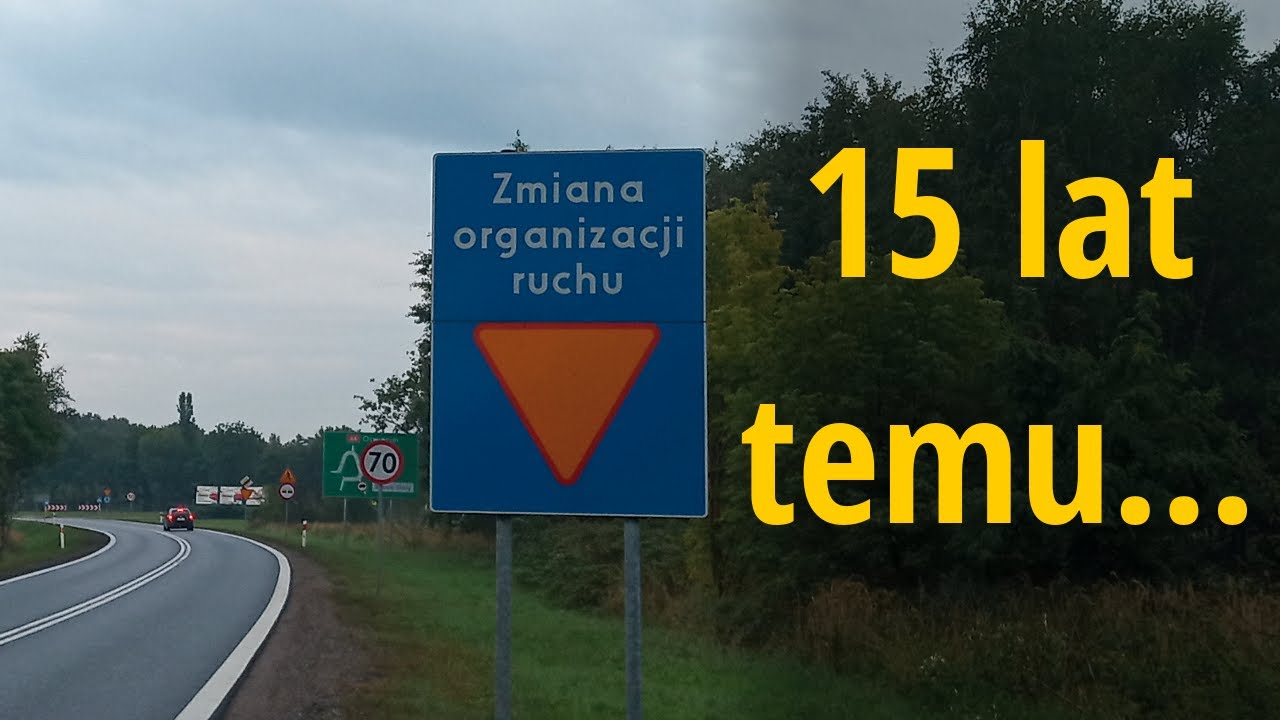 (Nie)dawna zmiana organizacji ruchu. Znaki informują o zmianie, która nastąpiła kilkanaście lat temu