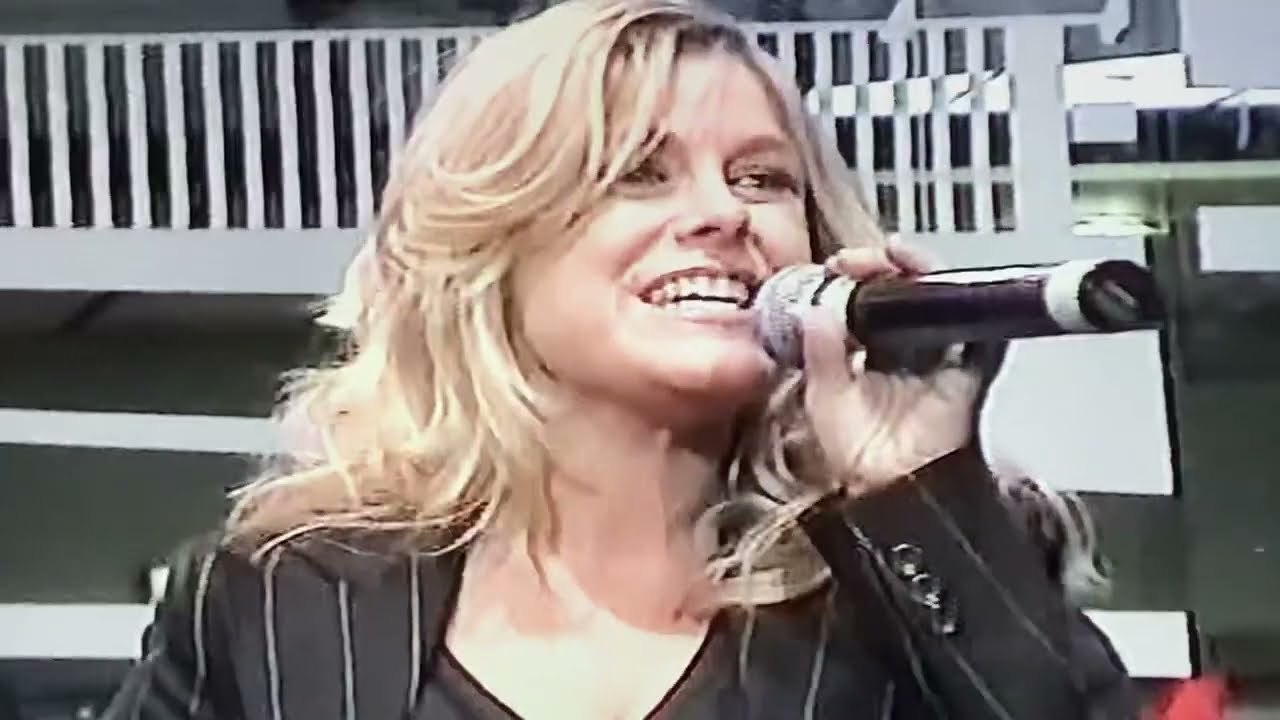 Pernilla Wahlgren - Talking To An Angel & Come Inside My World (Täby Centrum 2006)