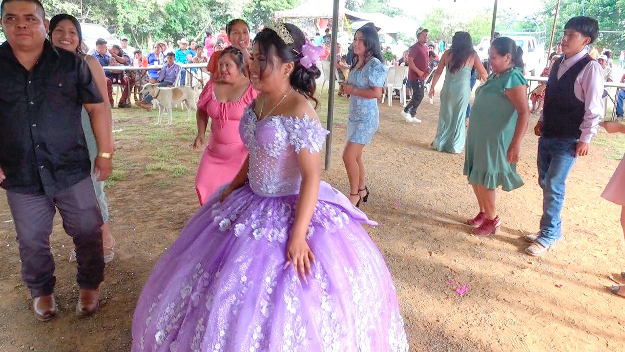 La Srita. Yulisa Rompiendo La Pista De Baile al Lado De Su Hermosa Familia En Rancho Viejo Mx. #1