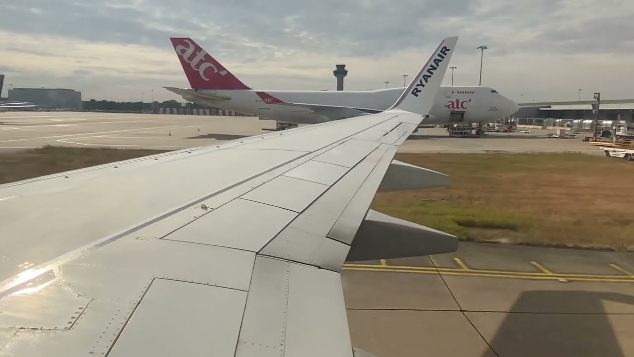 Ryanair Boeing 737 Landing into London Stansted