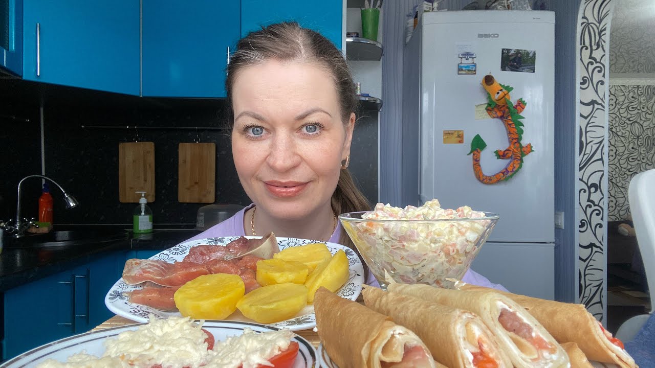 МУКБАНГ ОТВАРНОЙ КАРТОФЕЛЬ СОЛЁНАЯ ГОРБУША ОЛИВЬЕ БЛИНЧИКИ С ИКРОЙ/MUKBANG ASMR ОБЖОР