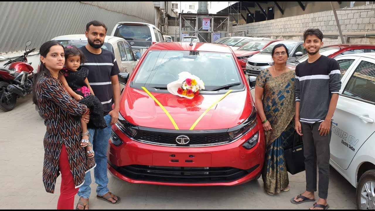 Buying a Tata Altroz Red Color|Cake Cutting,Exterior,Interior&Driving|Looks Stunning in Daylight