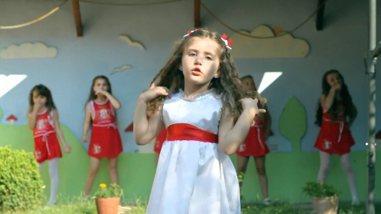 Triola Jakupi  - buzëkuqi