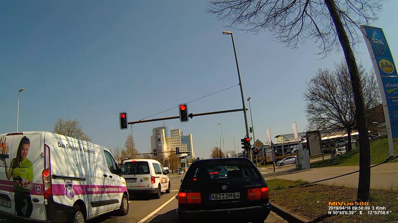 D: Stadt Chemnitz. Fahrt von der B169 in die Innenstadt. April 2019