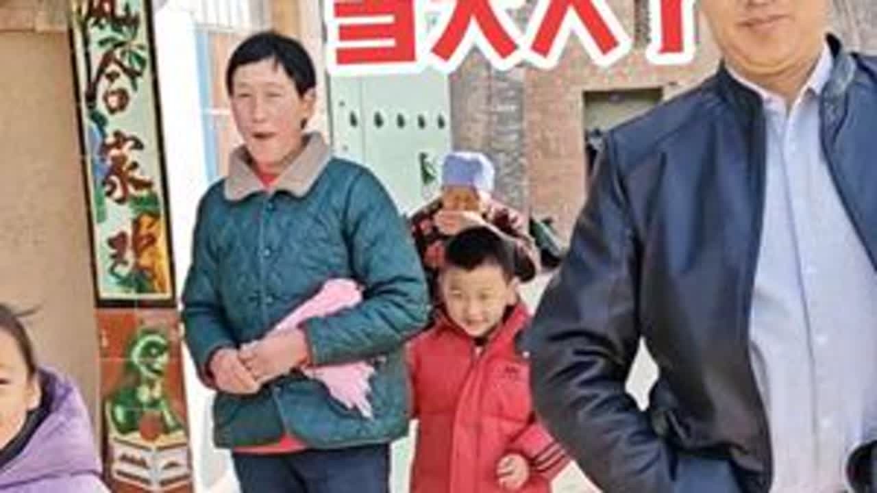 #远嫁日常生活 车门“砰”地关上时，后视镜里的那个身影一下子小了半截。80多岁的奶奶拄着拐杖，前几天念叨的“你们走了，我急滴咋弄尼”，还是来了，泪花花在眼眶里打转像个留守的孩子，又要守在黄土高原...