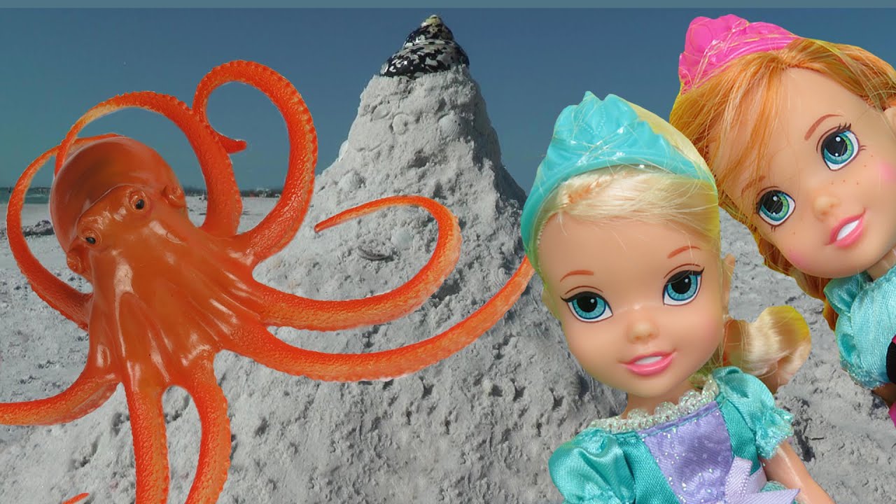 ELSA & ANNA toddlers play at the beach with the SANDCASTLE !