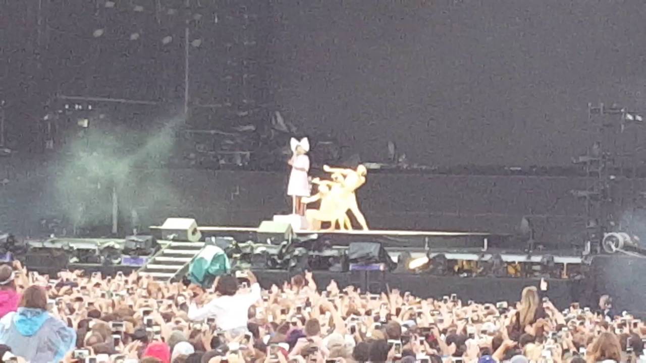 Sia! Live V festival; 2016 cheap thrills (those dancers! Amazing!)